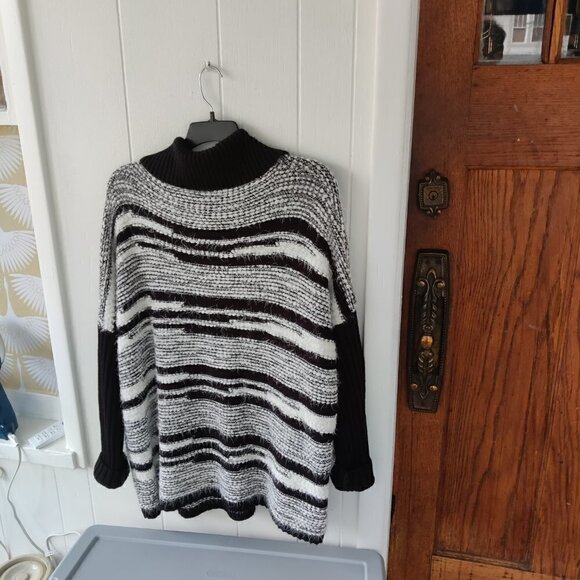 Magnolia, Soft Knit Sweater Jacket with 2 leather closures. Black & White. XXL - Picture 2 of 9